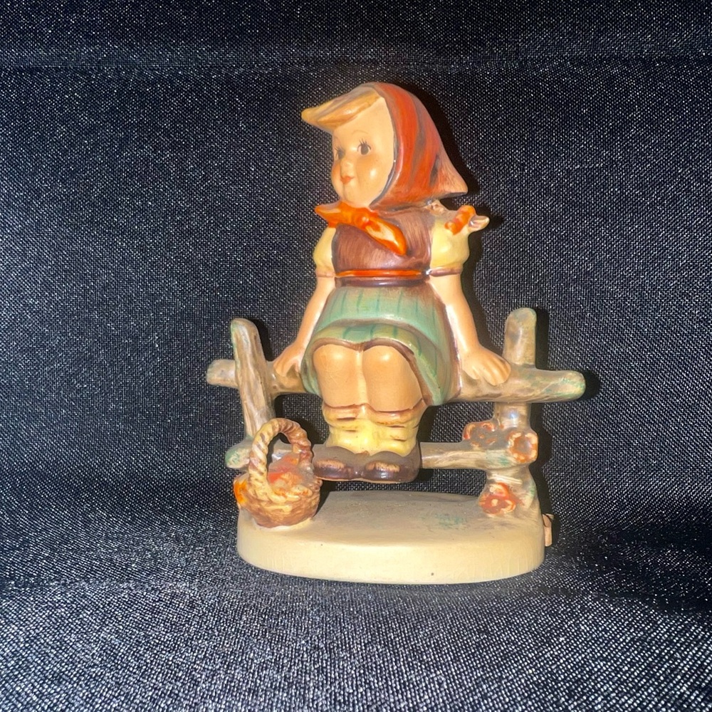 Sitting Girl-Hum 112 3/0;Height; 4.00" 
Made in Germany -1938